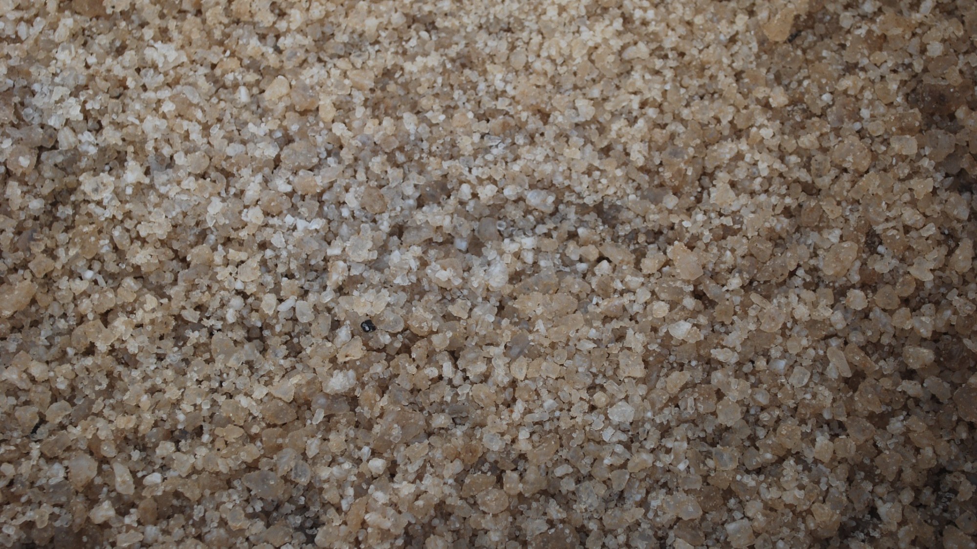 Мешки соли Глеб доставляет на складе